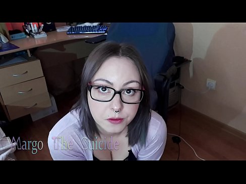 ❤️ Σέξι κορίτσι με γυαλιά πιπιλίζει Dildo βαθιά στην κάμερα Πόρνο ️